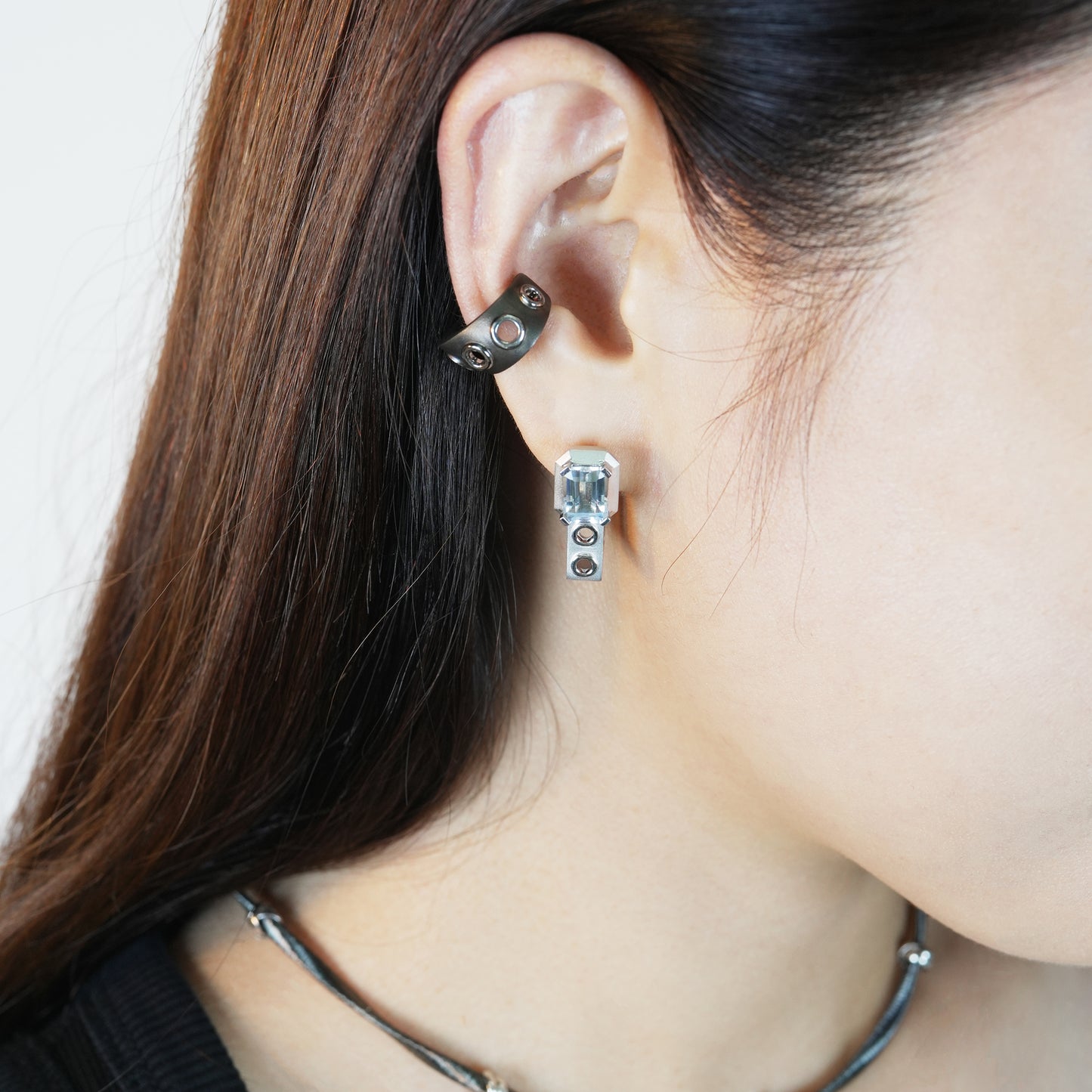 Eyelet Huggie Earring (Sliver)